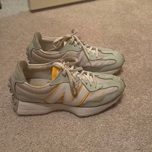New Balance sneakers style 327.
